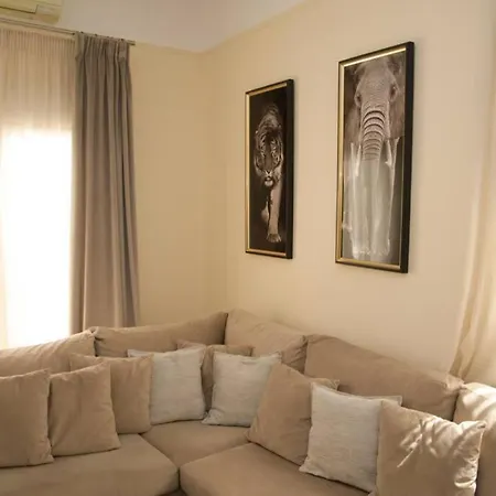Strata Deluxe Apt. דירה